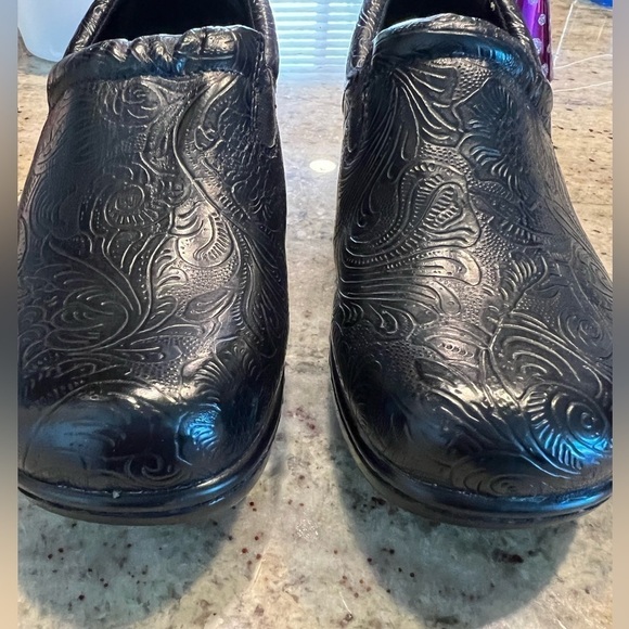 Yuu Bethanee Slip On Clog Black Tooled Size 8.5 EUC - Picture 2 of 8